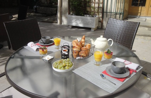 Montaren-et-Saint-Mediers Apartment | Apart. in 18th century farmhouse with heated pool, near Pont du Gard