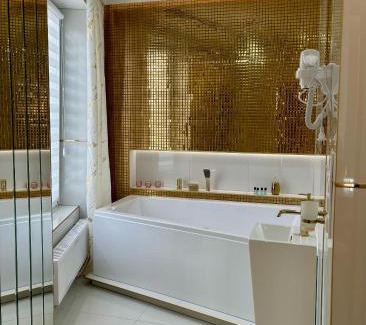 Gniezno Apartment | Apartament "Gold Luxury Dubai" Centrum z dużą wanną dla Dwojga