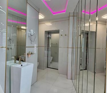 Gniezno Apartment | Apartament "Gold Luxury Dubai" Centrum z dużą wanną dla Dwojga
