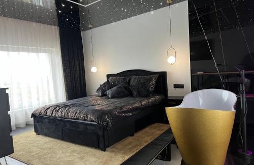Sarbinowo Apartment | Apartament PREMIUM ze złotą wanną w sypialni widok na morze dyskretny taras z łóżkiem - Bałtyckie Sarbinowo 18