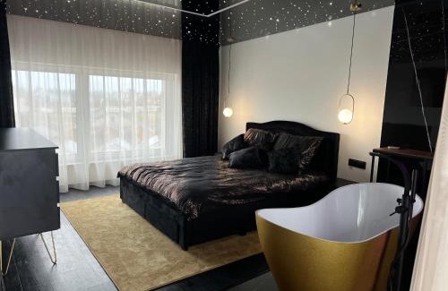 Sarbinowo Apartment | Apartament PREMIUM ze złotą wanną w sypialni widok na morze dyskretny taras z łóżkiem - Bałtyckie Sarbinowo 18