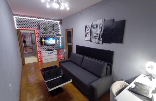 Srodmiescie Apartment | APARTAMENT VENGE -CAŁE MIESZKANIE 46m2 NA WYŁĄCZNOŚĆ - Z JEDNĄ SYPIALNIĄ I JEDNYM SYPIALNO-SALONEM -3 PIĘTRO BEZ WINDY- REZERWACJA BEZ KARTY KREDYTOWEJ-KLIMATYZACJA-NETFLIX-2 ŁÓŻECZKA DZIECIĘCE