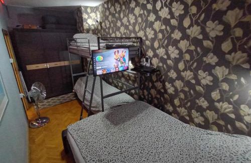 Srodmiescie Apartment | APARTAMENT VENGE -CAŁE MIESZKANIE 46m2 NA WYŁĄCZNOŚĆ - Z JEDNĄ SYPIALNIĄ I JEDNYM SYPIALNO-SALONEM -3 PIĘTRO BEZ WINDY- REZERWACJA BEZ KARTY KREDYTOWEJ-KLIMATYZACJA-NETFLIX-2 ŁÓŻECZKA DZIECIĘCE