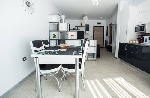 Mamaia-Sat House | Apartamentect Alezzi Black&White 4
