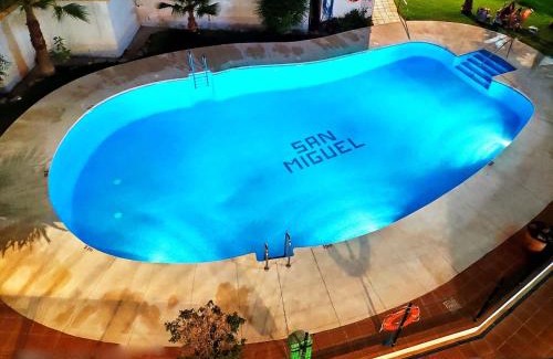 Fuengirola City Centre Apartment | Apartamento con piscina a 150 metros playa Netflix P Video Aire Acondicionado calefacción toallas y sillas playa sombrilla 2 terrazas una sobre piscina centro ciudad 1 Smart TV por habitación
