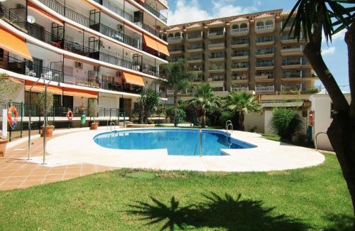Fuengirola City Centre Apartment | Apartamento con piscina a 150 metros playa Netflix P Video Aire Acondicionado calefacción toallas y sillas playa sombrilla 2 terrazas una sobre piscina centro ciudad 1 Smart TV por habitación