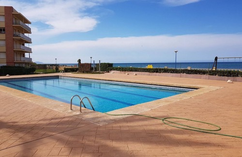 Denia Apartment | Apartamento con Salida Directa a la Arena. Gran Piscina y Vistas al mar