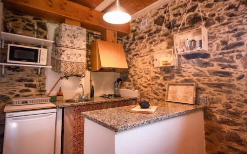 Susqueda Apartment | Apartamento duplex rural con chimenea y vistas panorámicas desde la cama
