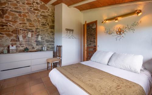 Susqueda Apartment | Apartamento duplex rural con chimenea y vistas panorámicas desde la cama