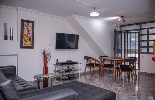 Zona Rosa Apartment | Apartamento Lleras AC Hot Tub