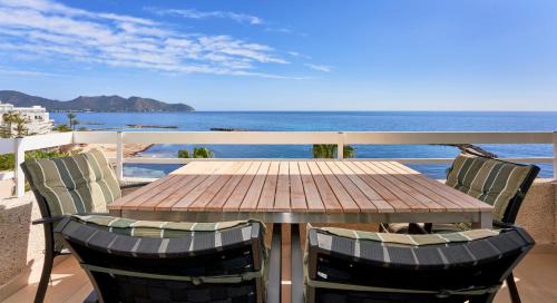 Cala Bona Apartment | Apartamento Torre Bona - Seafront, 10 meters from the beach!