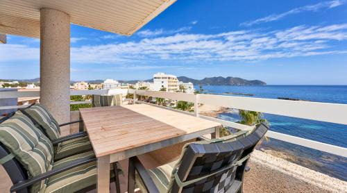Cala Bona Apartment | Apartamento Torre Bona - Seafront, 10 meters from the beach!