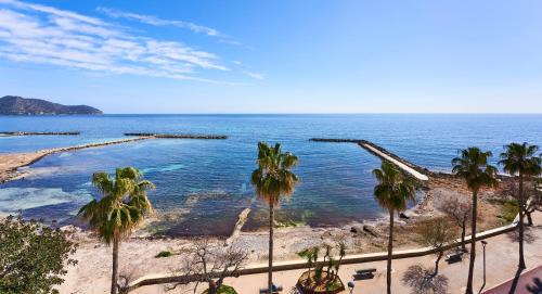 Cala Bona Apartment | Apartamento Torre Bona - Seafront, 10 meters from the beach!