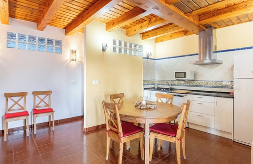 Fresnedillas de la Oliva Apartment | Apartment 'Casa Baja' with Shared Pool, Private Terrace and Wi-Fi