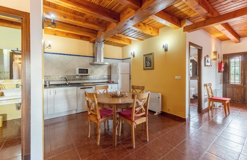 Fresnedillas de la Oliva Apartment | Apartment 'Casa Baja' with Shared Pool, Private Terrace and Wi-Fi