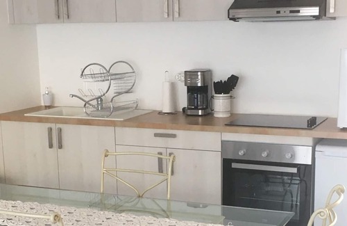 Villeneuve-les-Maguelone Apartment | Apartment 'Très Beau T2' with Private Terrace, Private Garden and Wi-Fi