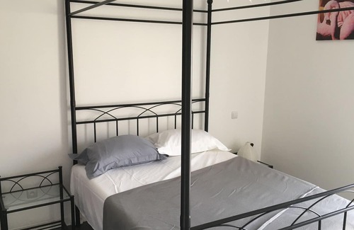 Villeneuve-les-Maguelone Apartment | Apartment 'Très Beau T2' with Private Terrace, Private Garden and Wi-Fi
