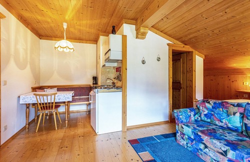 Sankt Martin bei Lofer Apartment | Apartment 'Weissbacher' with Mountain View, Shared Garden and Wi-Fi