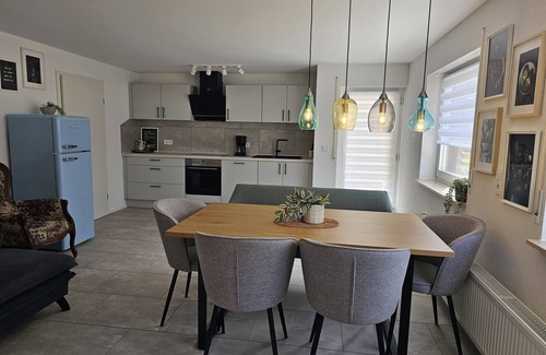Muensingen Apartment | Apartment 'Alb-Apfel' with Private Terrace, Shared Garden and Wi-Fi