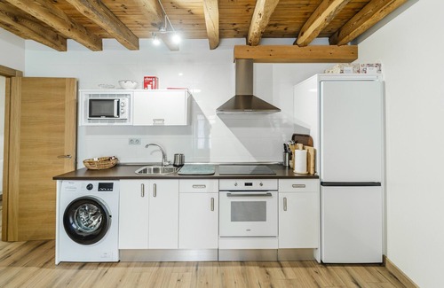 San Martin de Rubiales Apartment | Apartment 'Tierra' with Shared Garden, Balcony and Wi-Fi