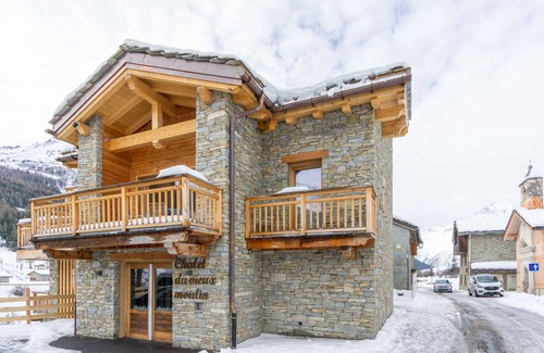 Val Cenis Apartment | Apartment 'Chalet La Parrachée' with Balcony, Wi-Fi and Air Conditioning