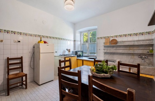 Castiglione Chiavarese Apartment | Apartment with sea view and shared garden