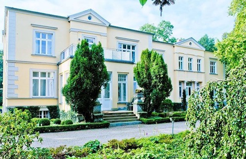 Landsdorf Apartment | Apartment 2 - Between roses & rhododendrons - The manor house - Holiday apartment
