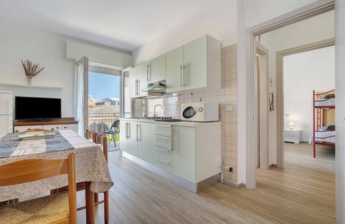 Jesolo Apartment | Apartment '2 Piano' with Shared Terrace, Wi-Fi and Air Conditioning