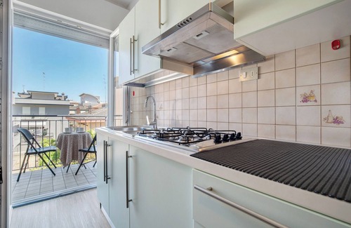 Jesolo Apartment | Apartment '2 Piano' with Shared Terrace, Wi-Fi and Air Conditioning