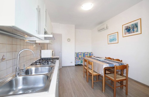 Jesolo Apartment | Apartment '2 Piano' with Shared Terrace, Wi-Fi and Air Conditioning