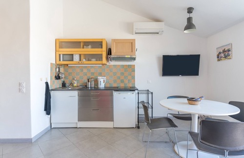 Charleval Apartment | Apartment "5 - Au village F3 - climatisé terrasse" with A/C