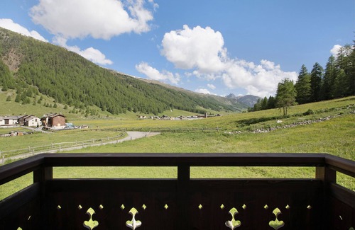 Livigno Apartment | Apartment 'Agriturismo Bosco D'oro 3' with Mountain View, Shared Garden and Wi-Fi