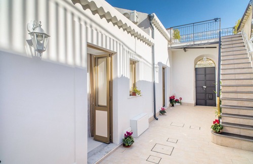 Viagrande House | Apartment "Alba 2" with Shared Terrace & Wi-Fi