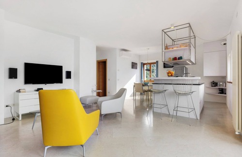 Limone sul Garda Apartment | Apartment 'Alba' with Lake View, Wi-Fi and Air Conditioning