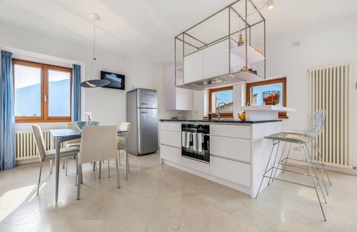 Limone sul Garda Apartment | Apartment 'Alba' with Lake View, Wi-Fi and Air Conditioning