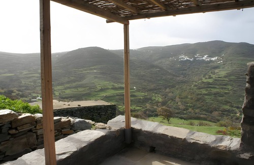 Tinos Apartment | Apartment 'Alonaki Tinos Rental' with Mountain View, Wi-Fi and Air Conditioning