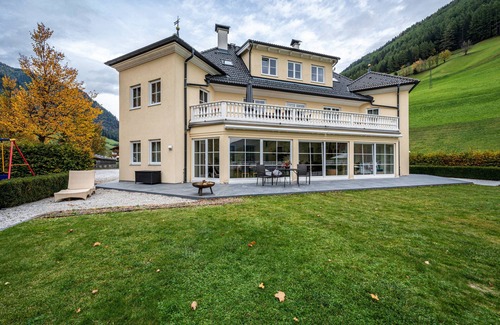 Valle Aurina Apartment | Apartment "Alpen Living - 1 Stock Groß" with Mountain View, Shared Sauna & Wi-Fi