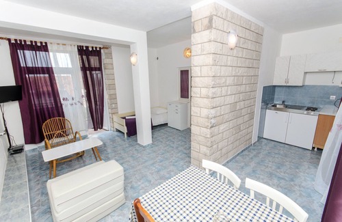 Bili brig Apartment | Apartment and Rooms Ivan (45191-A10) - Makarska