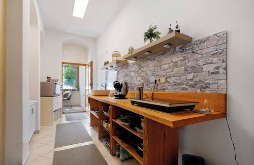 Bautzen Apartment | Apartment 'Antique Wohnung Am Schloss' with Wi-Fi