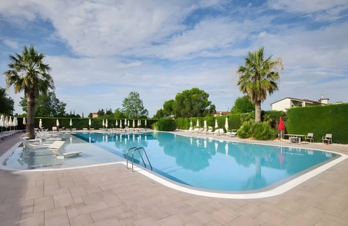 Colà Di Lazise Apartment | Apartment 'Apart Dina' with Private Terrace, Wi-Fi and Air Conditioning
