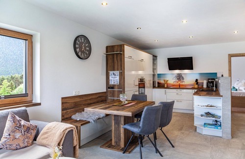 Imst Apartment | Apartment 'Apart Elias' with Mountain View, Shared Terrace and Wi-Fi