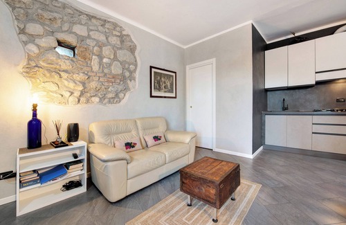 Moniga del Garda Apartment | Apartment 'Appartamento Piccolo Principe' with Balcony, Wi-Fi and Air Conditioning