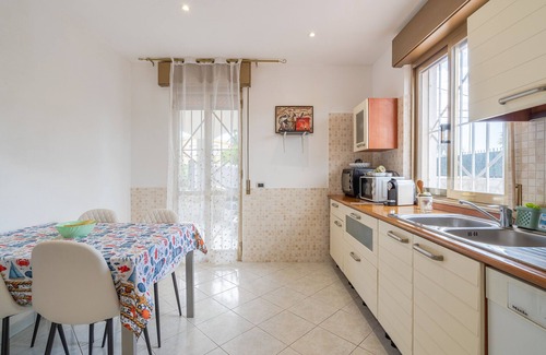 Arenella House | Apartment 'Appartamento In Villa Paradiso' with Private Terrace, Wi-Fi and Air Conditioning
