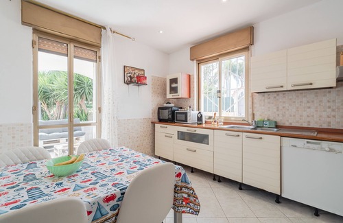 Arenella House | Apartment 'Appartamento In Villa Paradiso' with Private Terrace, Wi-Fi and Air Conditioning