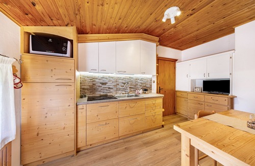 Padola Apartment | Apartment 'Appartamento M Cavallino' with Mountain View, Shared Garden and Wi-Fi