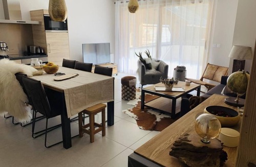 Vaujany Apartment | Apartment 'Appartement Cocooning-sauna-jacuzzi' with Mountain View, Private Terrace and Wi-Fi