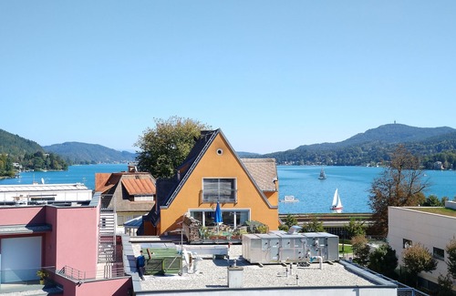 Velden am Worther See Apartment | Apartment with a beautiful view of Lake Wörthersee