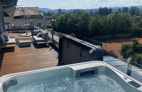 Velden am Worther See Apartment | Apartment 'The Velden Experience' with Mountain View, Private Terrace and Wi-Fi
