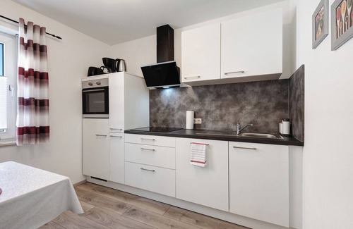 Schwandorf Apartment | Apartment 'Aufm Weinberg' with Wi-Fi
