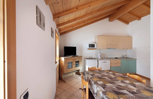 Trepalle Apartment | Apartment "Bait del Pont 50" with Mountain View, Wi-Fi & Garden